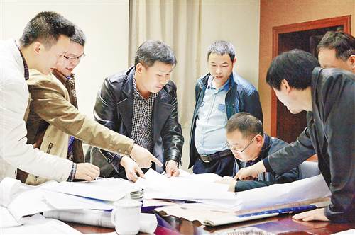 在煤礦全面安全體檢中，監(jiān)察人員檢查煤礦安全生產(chǎn)資料