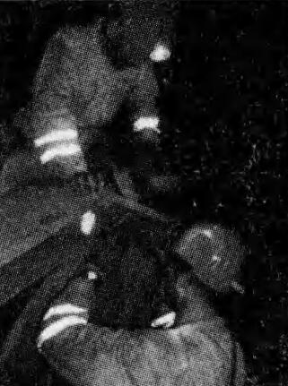 圖1 工人正在維修火災(zāi)損壞的設(shè)備 圖1 工人正在維修火災(zāi)損壞的設(shè)備