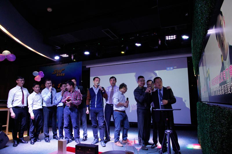 賽為安全領導與合伙人共同演唱歌曲《真心英雄》