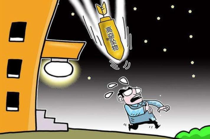 6個(gè)月大的嬰兒在小區(qū)被掉落的洗發(fā)水瓶砸中腦袋，高空墜物風(fēng)險(xiǎn)如何防范？