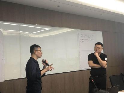 戚銳老師認(rèn)真聆聽(tīng)學(xué)員提出的問(wèn)題并進(jìn)行現(xiàn)場(chǎng)答疑